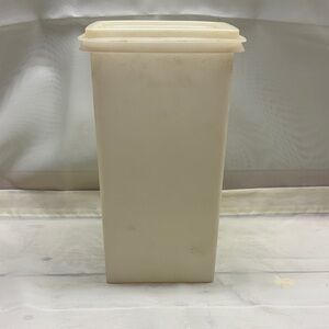 Tupperware “Saltine Saver” Cream Storage Container